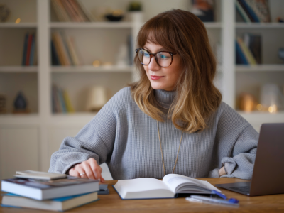 Wie kuratiere ich eine reiseroute, die nachhaltige unterkünfte und lokale projekte unterstützt?