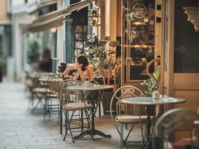 Wie finde ich in einer fremden stadt ein gemütliches frühstückscafé, das nicht überlaufen ist?
