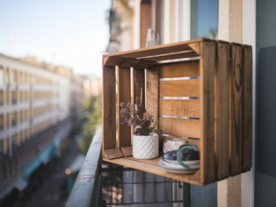 Wie verwandle ich eine alte holzkiste in ein charmantes regal für meinen balkon in drei einfachen schritten?